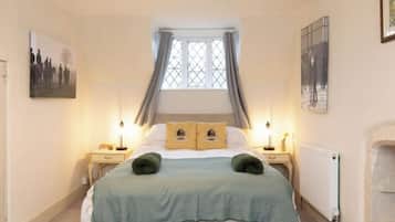 4 bedrooms, iron/ironing board, WiFi, bed sheets