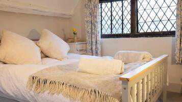 4 bedrooms, iron/ironing board, WiFi, bed sheets