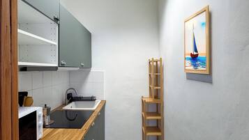 Wasserkocher mit Kaffee-/Teezubehör, Kühlschrank, Herdplatte