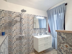 Shower, bidet, towels