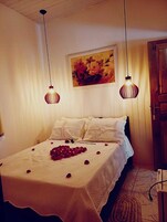 Comfort szoba kétszemélyes ággyal, kilátással a kertre