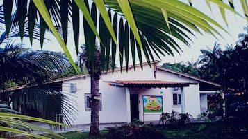 Vista frontal de la propiedad