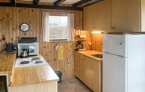 Kühlschrank, Herdplatte, Wasserkocher mit Kaffee-/Teezubehör