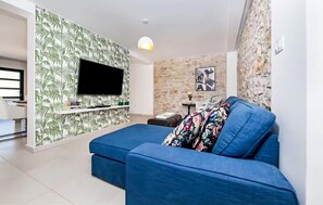 Smart-tv och ett bordtennisbord