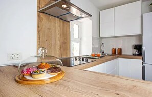 Kylskåp, mikrovågsugn, spishäll och diskmaskin