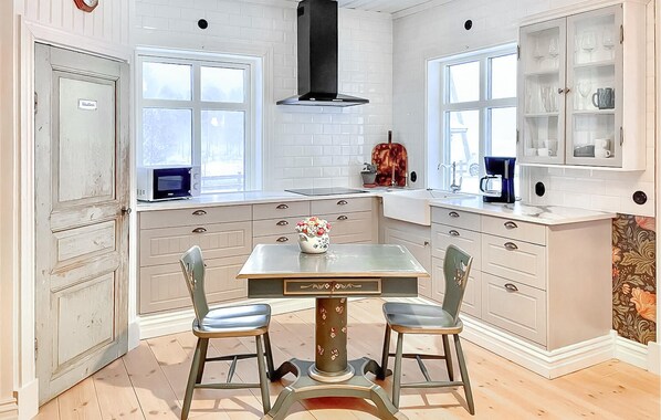 Fridge, coffee/tea maker