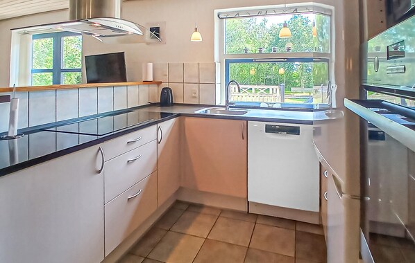 Een koelkast, een kookplaat, een vaatwasser