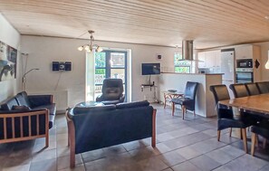 Fernseher, Kamin, Tischfußball