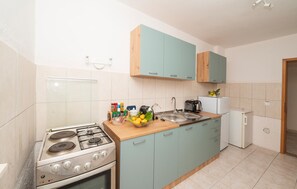 Coffee/tea maker, fridge, oven, stovetop