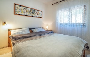 2 bedrooms, iron/ironing board, free WiFi, bed sheets