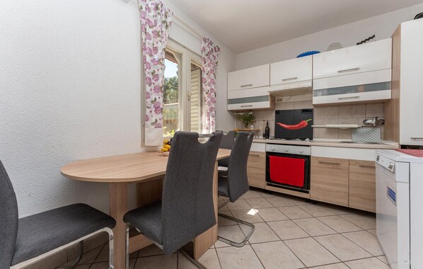 ثلاجة، موقد طهي مسطح، غسالة أطباق