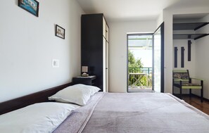 4 bedrooms, iron/ironing board, free WiFi
