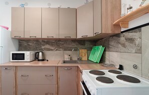 Réfrigérateur, four, plaque de cuisson, cafetière/bouilloire