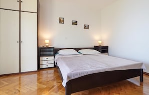 4 bedrooms, iron/ironing board, free WiFi
