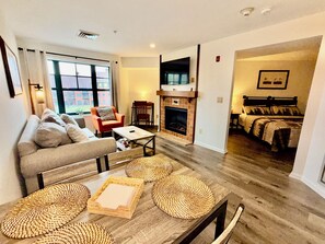 Smart TV, chimenea, videojuegos y futbolito 