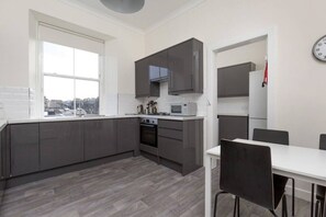 Fridge, microwave, oven, stovetop - Central Edinburgh 4-Bed Home (Edinburgh)