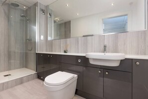 Shower, hair dryer, towels - Central Edinburgh 4-Bed Home (Edinburgh)