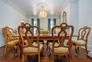 Dining - La Victoria 5-bedroom estate in the heart of Warwick, an Hour away from NYC (Warwick)
