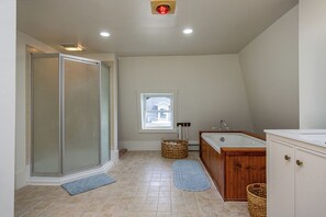 Douche, baignoire à jets, sèche-cheveux, serviettes fournies