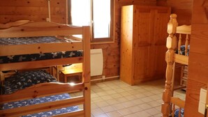 A wooden cabin with bunk beds, a window, a radiator, and a wooden staircase. - Chalet in the heart of nature near a farm with animals (Lent)