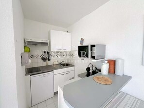Cookware/dishes/utensils