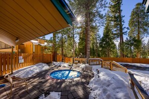 Outdoor spa tub - LazyBear Tahoe Dreamy Escape – 1BR Loft | Hot Tub, Pool & Steps to Kings Beach (Tahoe Vista)