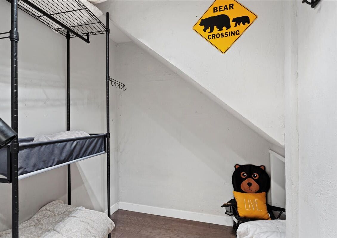 2 bedrooms, desk, iron/ironing board, travel crib