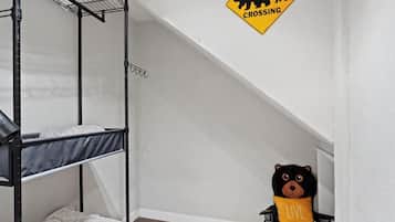 2 bedrooms, desk, iron/ironing board, travel crib