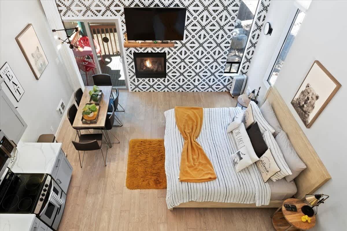 2 soverom, skrivebord, strykejern/-brett og reiseseng for barn