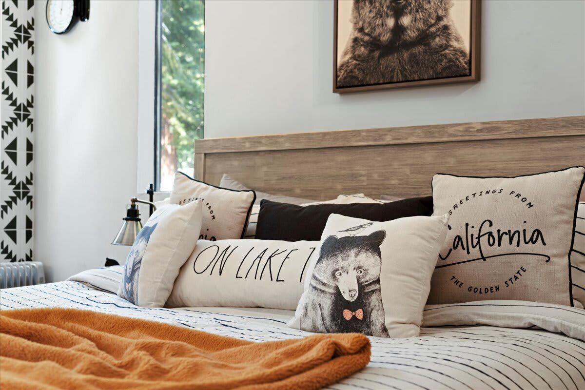 2 quartos, escrivaninha, ferros/tábuas de passar roupa, berço de viagem