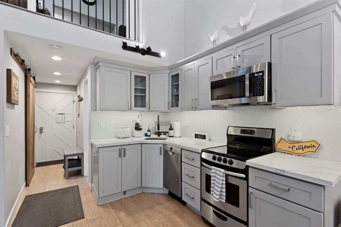 Een koelkast, een microgolfoven, een oven, een kookplaat