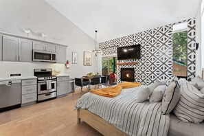 2 bedrooms, desk, iron/ironing board, travel crib - LazyBear Tahoe Dreamy Escape – 1BR Loft | Hot Tub, Pool & Steps to Kings Beach (Tahoe Vista)