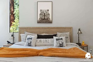 2 habitaciones, escritorio y tabla de planchar con plancha 
