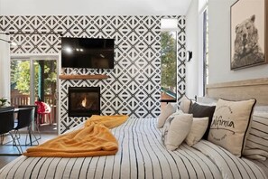 2 habitaciones, escritorio y tabla de planchar con plancha 