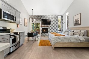 2 habitaciones, escritorio y tabla de planchar con plancha 