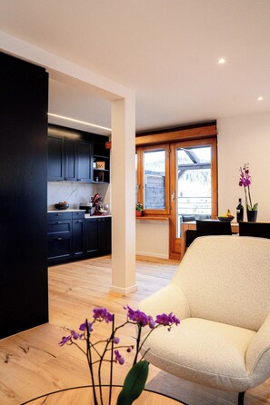 Televisor, llar de foc i oficines 