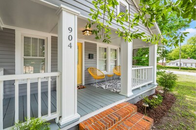 Modern 3BR Downtown Retreat - Bright Stylish - 5 min from WakeMed