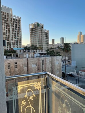 Property grounds - Spacious 3-bedroom apartment with WiFi, AC in charming Amman (Amman)