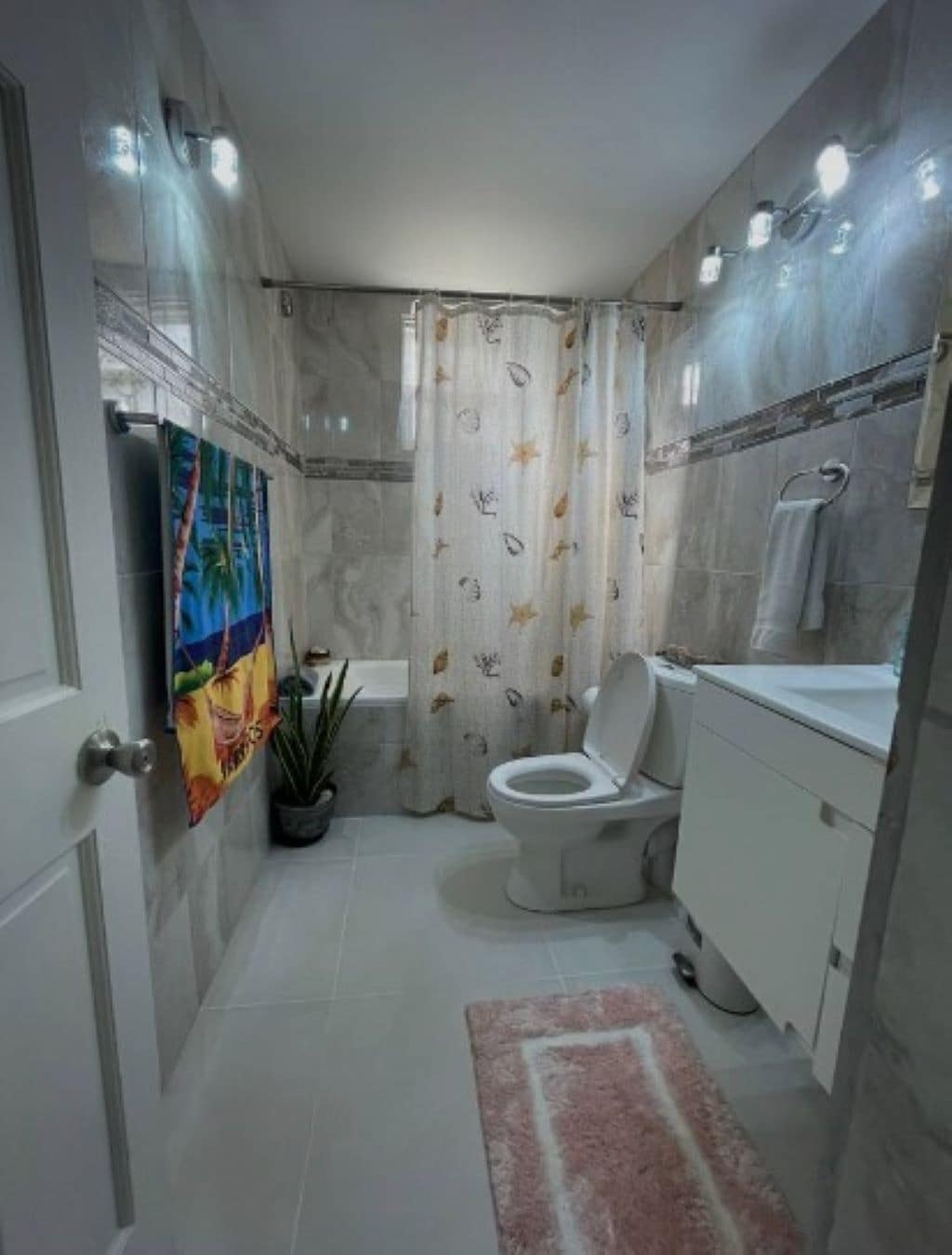 Sèche-cheveux, bidet, serviettes fournies, savon