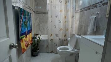 SĂšche-cheveux, bidet, serviettes fournies, savon