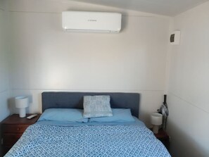 1 bedroom, free WiFi, bed sheets - Cozy Matarangi cabin. Enjoy the gardens and lake views from your private deck. (Matarangi)