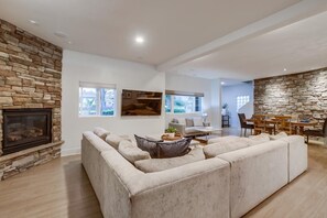 TV connectée, cheminée, livres