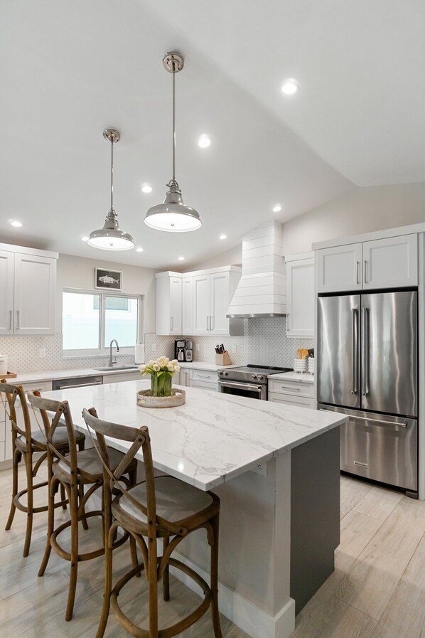 Kylskåp, mikrovågsugn, ugn och spishäll