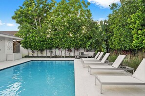 Una piscina al aire libre, una piscina climatizada
