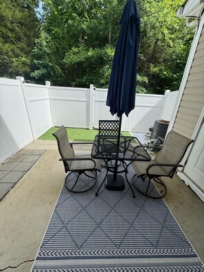 Outdoor dining - 2-bedroom townhome in enjoyable Charlotte with WiFi, AC (Charlotte)