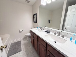 Towels, soap, toilet paper - 2-bedroom townhome in enjoyable Charlotte with WiFi, AC (Charlotte)