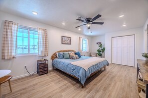 3 slaapkamers, een strijkplank/strijkijzer, gratis wifi, beddengoed