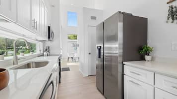 Microondas, horno, parrilla de estufa y lavavajillas