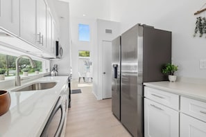 Microondas, horno, parrilla de estufa y lavavajillas