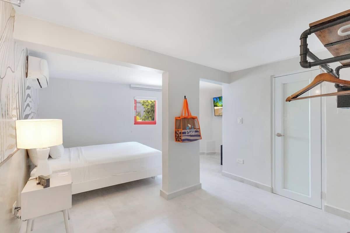 Hypo-allergenic bedding, Select Comfort beds, in-room safe